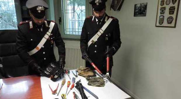 L'attrezzatura sequestrata dai carabinieri
