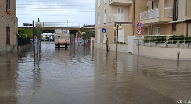 Emergenza sulla costa da Fano a Marotta Vie e case allagate, piove nella biblioteca