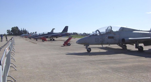 Aeronautica militare, consegnati cinque brevetti di pilota. Il sottosegretario Rossi: «L'Arma azzurra fondamentale nel sistema Difesa»