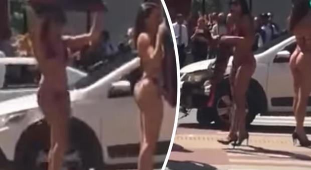 Ballerine in tanga in strada: si distrae alla guida e si schianta Video
