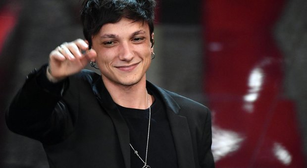 Sanremo2018, Ultimo vince il premio per i giovani. A Mirkoeilcane quello per la Critica