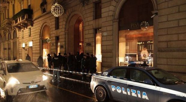 Milano, assalto alla gioielleria Pisa di via Montenapoleone: banditi armati di asce e bastoni, arrestato un 18enne rumeno
