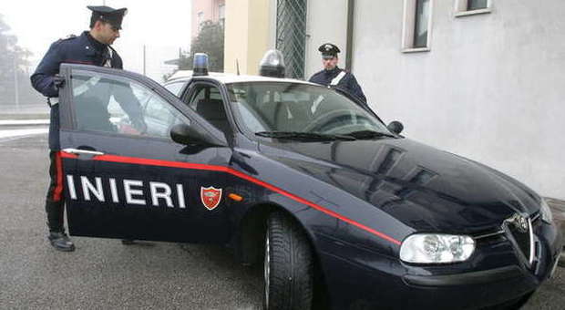 Stavano entrando in tabaccheria per rapinarla: bloccati dai carabinieri