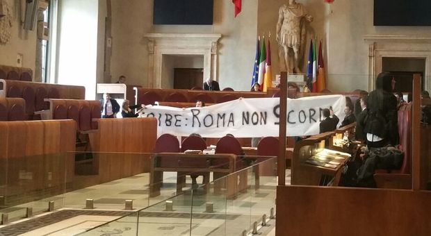 Striscione in Campidoglio: "Foibe. Roma non scorda". Espulsi dall'aula consiglieri Fdi