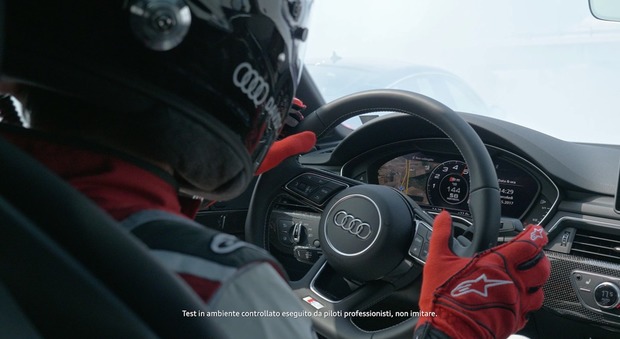Il pilota non vedente al volante dell'Audi S5 Sportback