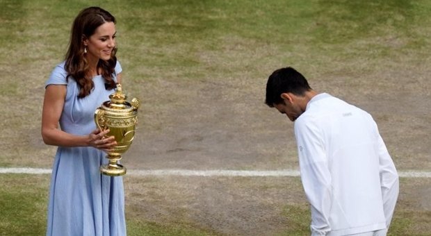 Wimbledon, Kate Middleton premia Djokovic e consola Federer con una carezza