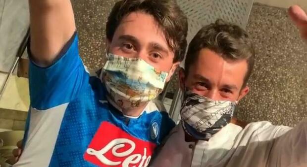 Napoli, Younes in tour alla Sanità: prima la pizza, poi la maglia in regalo