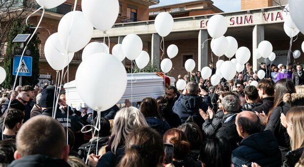 Incidente a Fonte Nuova, in duemila ai funerali di Alessio Guerrieri e Simone Ramazzotti. «Non vi dimenticheremo mai»