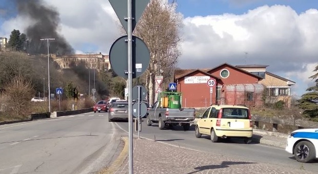Urbino, incendio nel furgone col materiale elettrico: traffico in tilt nella zona dell'ospedale