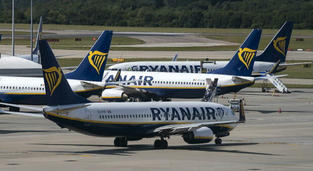 Aereo Ryanair ha problemi alla coda, atterraggio d'emergenza a Pisa pochi minuti dopo il decollo: paura in volo
