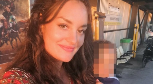 Aristocratica inglese accusata di aver ucciso sua figlia neonata di due mesi: al processo mostrata immagine mentre riempiva bottiglia di benzina. «Volevo cremare Victoria»