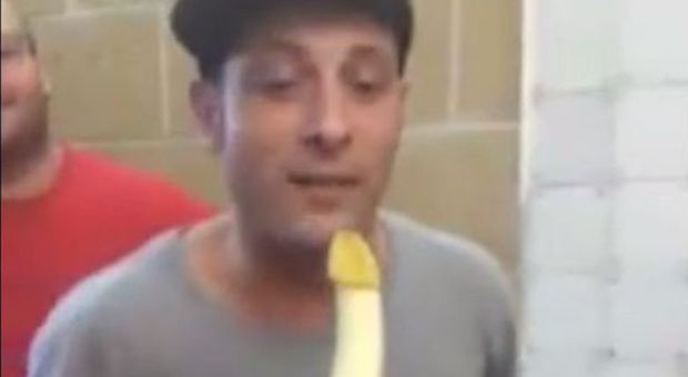 Clementino mangia da Nennella: ecco la reazione del rapper davanti ad una banana