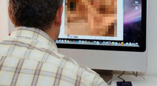 Sulmona, diffondono le foto hot di una minorenne su Fb: 11 ragazzi condannati insieme ai genitori
