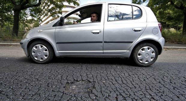 Roma, flop dell'asfalto "magico": dopo 24 ore è già sbriciolato