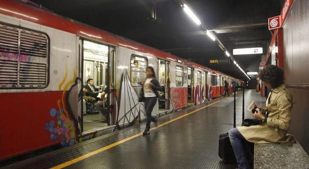 Milano, paura in metro: brusca frenata sulla linea 2, passeggeri contusi