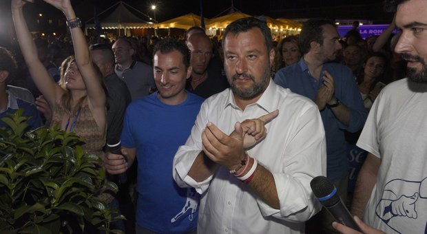 Salvini dal Papeete: «Oggi potrei mandare a cag... Di Battista»