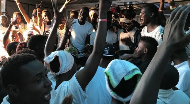 Migranti, Ocean Viking tra Lampedusa e Malta: a bordo 356 persone tra cui 103 bambini