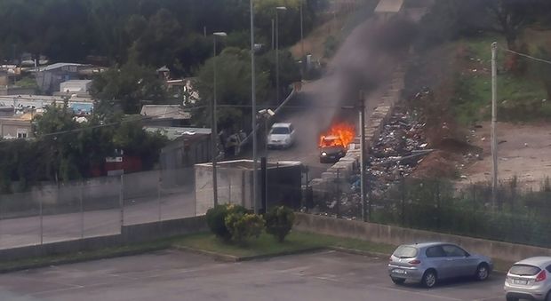 Roma, nomadi di via Salviati danno fuoco a auto rubata di fronte all'ufficio Immigrazione