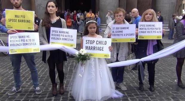 Una manifestazione contro i matrimonio tra ragazzine minorenni e uomini adulti