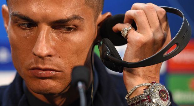 Cristiano Ronaldo e l'orologio di diamanti "sfoggiato" in conferenza. Ecco quanto vale