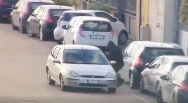 Marcianise, rom derubano in auto in pieno giorno: «Ora basta» | Video