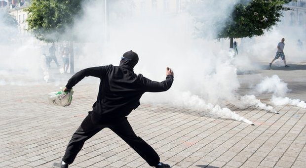Parigi, scontri sugli Champs-Elysees: i gilet gialli in strada con gli ambientalisti