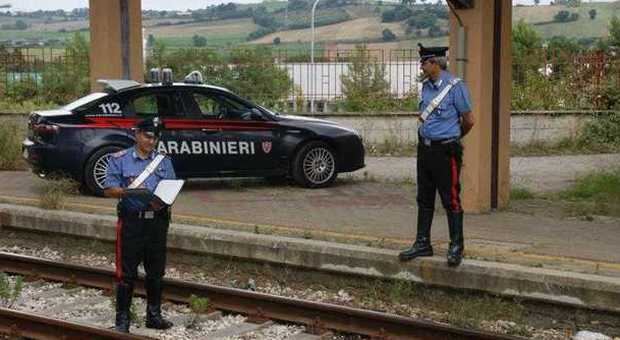 Benevento, tenta suicidio sdraiandosi sui binari: i carabinieri fermano treni