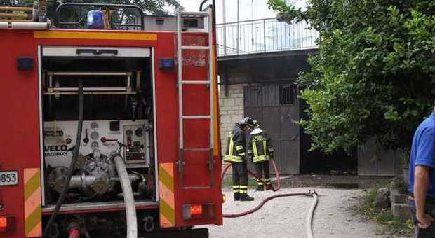 Benevento, in fiamme garage-deposito: distrutti trattore e attrezzi agricoli