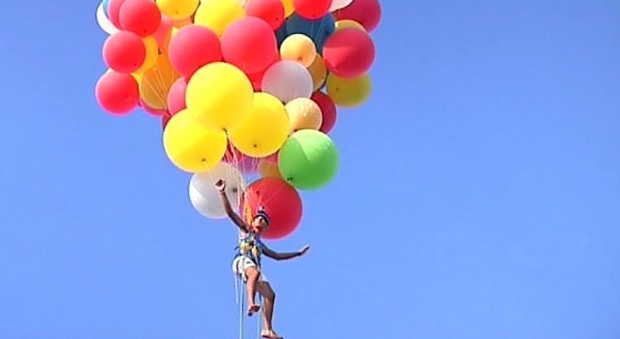 Francavilla, liceale in volo con i palloncini: «Ecco le equazioni per decollare»