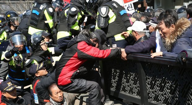 Corea del Sud, l'alta Corte destituisce la presidente: scontri in piazza, due manifestanti morti
