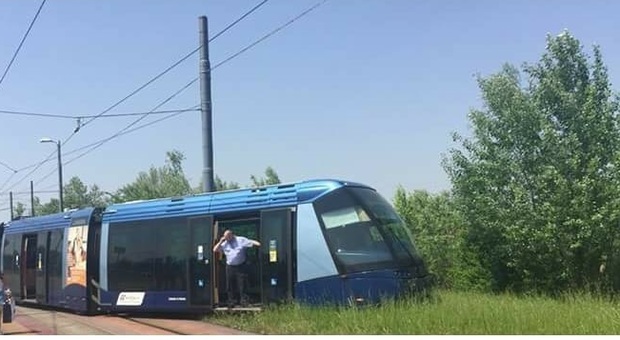 Il tram deraglia in zona Guizza: panico a bordo, feriti due passeggeri