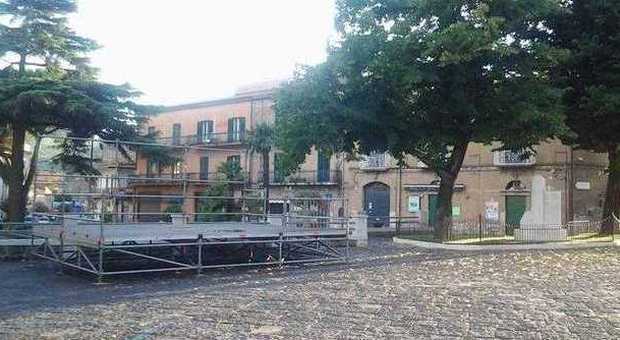 Il palco allestito in piazza Della Ratta