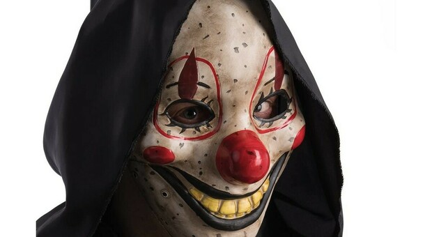 Vestito da clown cerca di rapire una donna ma per mancanza di ossigeno si toglie la maschera e viene riconosciuto