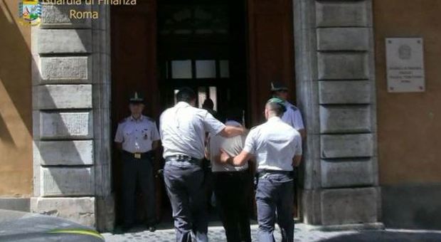 Blitz a Roma, arrestato narcotrafficante: importava in Italia una tonnellata di droga a settimana