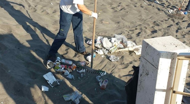 Volontari ripuliscono una spiaggia