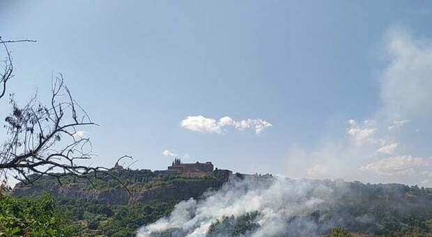 Orvieto, incendio in zona Cannicella, in azione elicottero dei Vigili del Fuoco