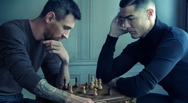 Messi e Ronaldo si sfidano a scacchi, la foto è virale ma nessuno nota un dettaglio: la posizione dei pezzi non è casuale La spiegazione
