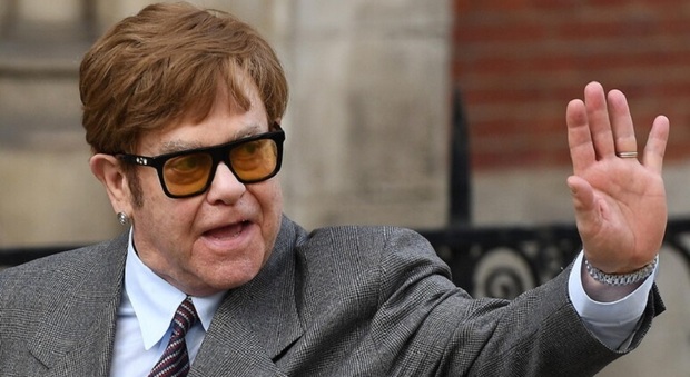 Elton John all'ospedale dopo una caduta in casa. Il portavoce: «Ecco come sta ora»