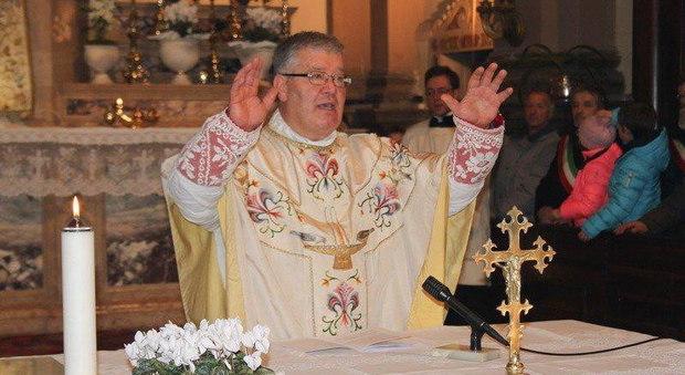 L'arcidiacono del Cadore monsignor Diego Soravia mentre celebra messa