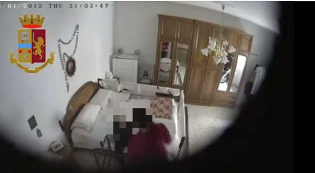 Il filmato della polizia che documenterebbe i maltrattamenti dell'anziana donna