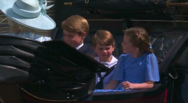 Giubileo di Platino, i figli di Kate e William nella carrozza reale. E Charlotte rimprovera Louis