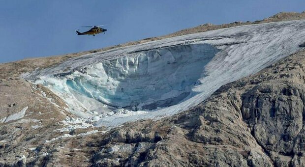 Il cratere creato sulla Marmolada dal distacco di una parte del ghiacciaio (foto dal profilo Twitter di Luca Zaia)