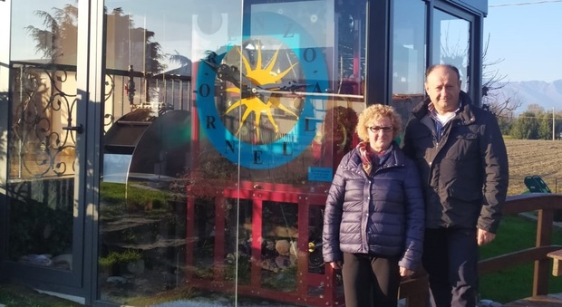 Renzo Bressan con la moglie Ornella davanti al grande orologio ad acqua che ha costruito