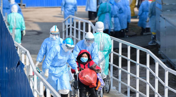 Coronavirus, primi pazienti al nuovo ospedale di Wuhan costruito in tempi record