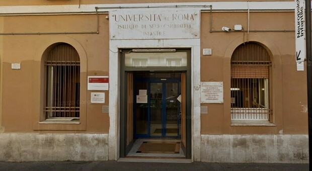 Roma, all'Umberto I l'ascensore di neuropsichiatria è rotto da 40 giorni: «Bimbi costretti a fare quattro piani di scale»