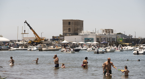 Inquinamento e accessi vietati, a Napoli tre spiagge pubbliche su sette sono off limits