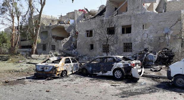 Strage con 3 autobomba tra la folla, 12 morti e feriti gravi: uccisi i kamikaze
