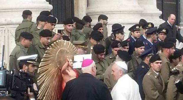 Papa Francesco benedice in Vaticano la statua del Cristo risorto di Tarquinia