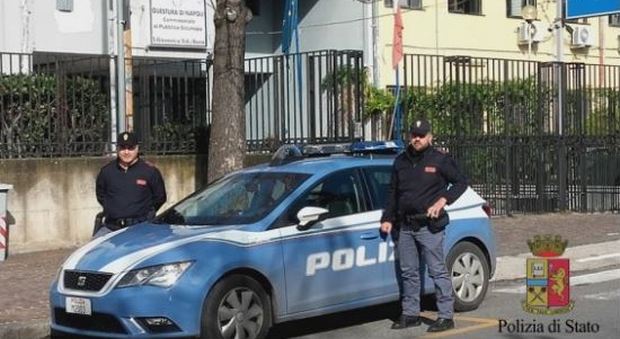 Napoli, baby rapinatori crescono: a 17 anni punta la pistola in fronte per il motorino