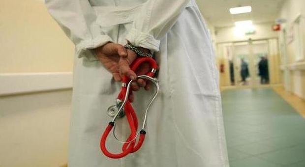 Roma, medico arrestato per violenza sessuale su tre pazienti minorenni